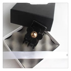 Fashion Flower Women Hair Clips Luxury Black White Small HairClip Barrette Girls Sweet Hairpins Crab Clips Hair Accessories